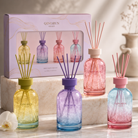 Bouteilles diffuseuses en verre coloré avec bouchons assortis, bâtonnets diffuseurs et boîtes d'emballage