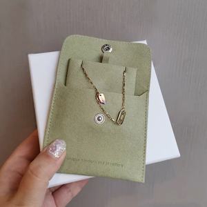 Pochette à Bijoux Ivoire en Microfibre avec Bouton et Support, Pochette Enveloppe en Suédine Personnalisée Estampée à Chaud avec Carte d'Insertion - Product Image 4