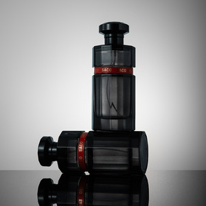 Profumo Spray Unisex in Vetro Nero Scanalato Verticale, Eau De Parfum a Lunga Durata con Fragranza Legnosa Aromatica di Sandalo e Cedro - Product Image 1