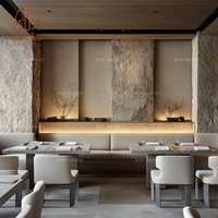 Ensemble de meubles de café moderne, restaurant, tables rondes en marbre, banquettes en tissu beige pâle et chaises avec pieds en bois