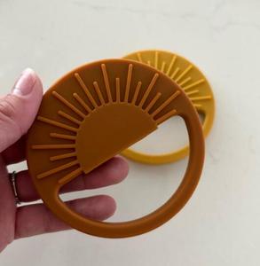 Jouets <span class=keywords><strong>de</strong></span> dentition amusants personnalisés sans BPA, anneaux à mâcher en silicone souple <span class=keywords><strong>de</strong></span> qualité alimentaire pour nouveau-nés, design soleil, unisexe, hochet pour bébé avec fonction sonore - Product Image 3