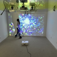 Jeu d'intérieur interactif avec projection sur le bureau, blocs de construction