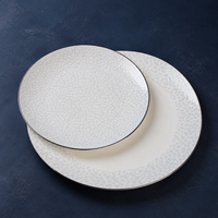 Service de table en porcelaine fine OEM de luxe, gaufré, avec bordure dorée, vaisselle en céramique personnalisée pour hôtels et restaurants