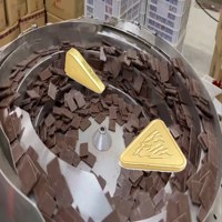 Équipement d'emballage triangulaire de bonbons en feuille d'aluminium, haute efficacité, personnalisable automatiquement