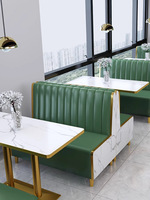 Ensemble de sièges et de chaises de restaurant modernes, mobilier commercial, banquettes en cuir vert de luxe avec table en marbre pour café et salle à manger