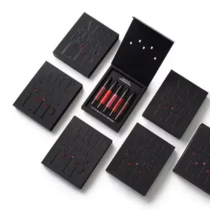 リップコレクション-光沢のあるデボスロゴが付いたプレミアムベルベットマットブラックリップグロスギフトセットボックス