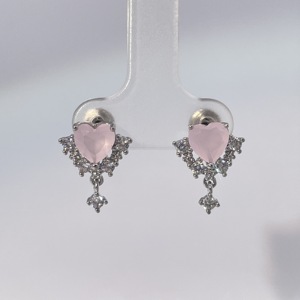Boucles d'oreilles clous Tianyu Gems classiques, tendance et élégantes en forme de cœur rose en zircon cubique pour femmes, plaquées or sur la base en laiton - Product Image 3