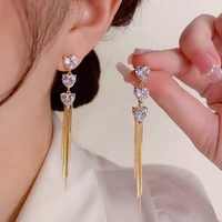 Orecchini di Lusso con Tre Zirconi a Forma di Cuore e Nappine, in Lega, Trendy, Femminili ed Eleganti