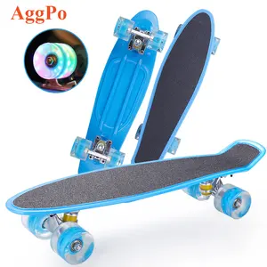 Papan Skate Berkedip 22 Inci Permukaan Antiselip Matt Papan Seluncur Plastik Beban 90Kg Anak-anak Dewasa 56Cm Papan Skate 4 Roda