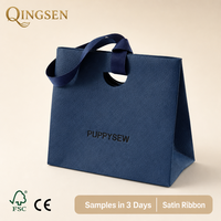 Sacs cadeaux en papier bleu marine texturé grain de cuir de luxe personnalisés, découpés avec fente, poignées en ruban, format portrait pour boutiques et commerces de détail