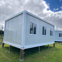 Notre maison modulaire Tiny Home est résistante et personnalisable dans diverses couleurs, y compris blanc et noir.