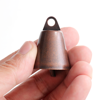 Pendentif cloche en fer plaqué bronze antique personnalisé avec boucle supérieure et sonnette pour décoration de porte et de maison de Noël