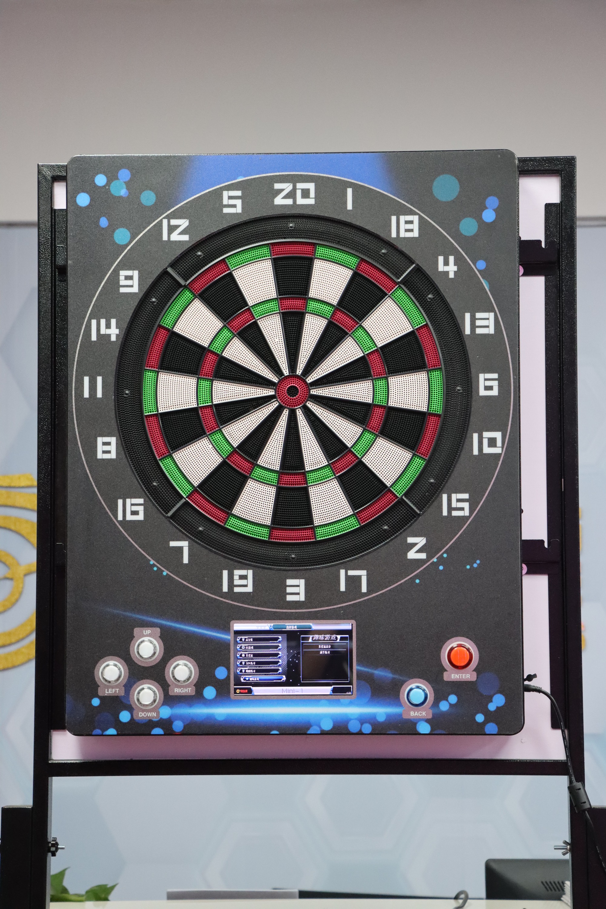 Machine à fléchettes avec étagère