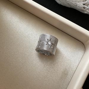 Abalorio de Plata de Ley S925 con Diseño de Estrella de Seis Puntas Estilo Antiguo, Simple y Neutral para Otoño e Invierno, Incrustaciones de 18K, Diseño de Nicho de un Solo Artículo - Product Image 4