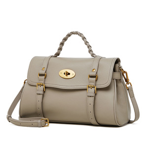 Sac à main de luxe en cuir de vachette véritable pour femme, modèle unique, avec bandoulière chaîne, capacité 2-2,9 L - Product Image 5