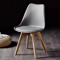 Échantillon gratuit chaise de salle à manger tulipe meubles nordique Simple Restaurant moderne pied en bois plastique polypropylène chaise de salle à manger