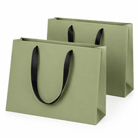 Sac en papier cartonné blanc imprimé sur mesure avec logo de marque pour l'emballage de cadeaux et de shopping en boutique