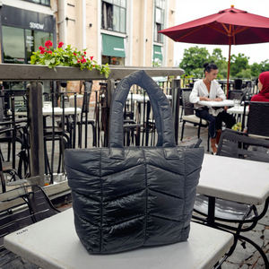 ओएम फैशन की क्विल्ड पंखा महिलाओं के टोटे बैग टिकाऊ हैंडल थोक बेस्पोट लोगो डिजाइनर पुफी क्टिंग बड़े टोटे बीच बैग - Product Image 5