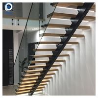 Escalier droit en bois massif de haute qualité, moderne et durable, avec rampe en bois pour maison et villa