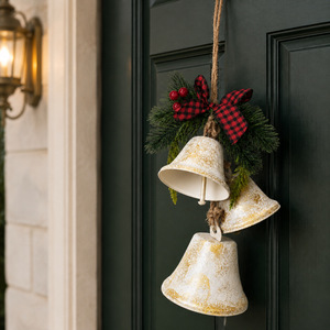 Ornement de Noël en métal rouge et or LINGKAI, cloche suspendue avec nœud à carreaux, baies artificielles de pin, décoration rustique de Noël pour porte ou mur - Product Image 3