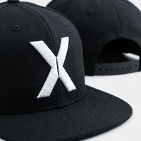 Casquette Snapback Personnalisée avec Logo OEM ODM Broderie 3D Blanche Alphabet X Faible MOQ Marquage Personnalisé Tissu Premium