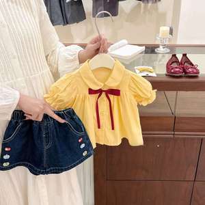 Tenue 2 pièces pour filles avec imprimé pomme, chemisier jaune à col Peter Pan et manches bouffantes et short en jean brodé - Product Image 4