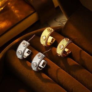 Boucles d'oreilles en argent en forme de C filetées de style mi-ancien pour femmes, design luxueux et tendance pour les tenues branchées, cadeau - Product Image 2