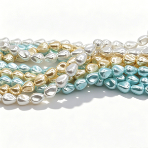 Perle di Vetro Bianche di Alta Qualità 8x10mm, Forma a Goccia Barocca per Gioielli Artigianali Moderni e Artistici - Product Image 1