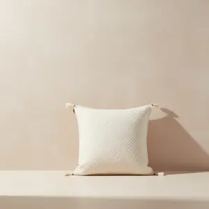 Cojín Decorativo de Tela de Algodón Auténtico con Encaje Bohemio Bordado, Pompones y Patrón Geométrico Cruzado - Product Image 2