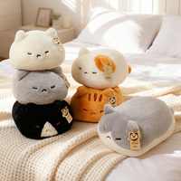 En stock : Jouets en peluche chat noir, poupées douces chat orange, animaux de ferme en peluche Calico, oreiller en forme de chat gris, décoration de canapé, personnalisable