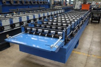 Machine de formage de panneaux muraux à lamelles profilées galvanisées à grande vitesse, largeur effective 725 mm