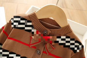 Completo per <span class=keywords><strong>Bambine</strong></span> Autunno Inverno 2025, Nuovo Stile Occidentale, Abito in Maglia Acrilica a Righe, Set Alla Moda con Gonna Plissettata - Product Image 4