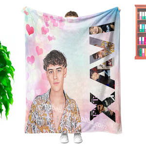 Couverture de voyage en polaire recyclée en polyester, design personnalisé, populaire, chanteur mexicain XAVI La Diabla - Product Image 1