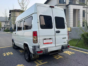 <span class=keywords><strong>Iveco</strong></span> <span class=keywords><strong>Daily</strong></span> 2020 Usada, 2.5T A35, Furgoneta de Pasajeros, Neumáticos Traseros Dobles, Techo Mediano, <span class=keywords><strong>5</strong></span> Asientos, Puerta Lateral Corredera, Color Oscuro - Product Image 3