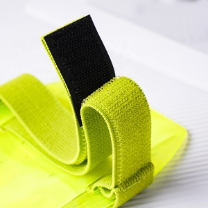 Porta-credenciales de brazo verde neón con banda elástica ajustable, ventana transparente, solapa impermeable y diseño de carga superior segura - Product Image 6