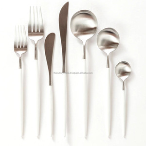 Juego de cubiertos con acabado plateado de acero inoxidable con mango de extremo afilado de resina larga blanca Juego de cubiertos de nuevo diseño diferente - Product Image 6