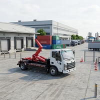 Camion à ordures à bras articulé avec conteneur hermétique pour le transport des déchets en zone urbaine, avec contrôle des odeurs et étanchéité