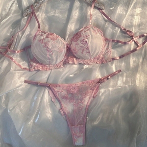 Ensemble de lingerie sexy léger en maille semi-transparente avec soutien-gorge à armatures et string à fleurs brodées, taille plus, nouvelle mode 2026 pour femmes - Product Image 4