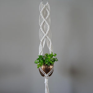 Porte-plante en macramé bohème chic, fait à la main en corde de coton, suspendu, extérieur, écologique, taille personnalisable, décoration murale pour la maison - Product Image 1