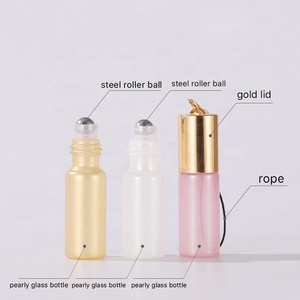 Botellas de Vidrio con Rodillo Dorado de 5 ml y 10 ml, Pared Gruesa, Acabado Perlado Brillante, con Bola Rodante y Tapa Dorada para Perfume - Product Image 3
