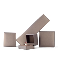 Boîte à bijoux en plastique doré de luxe, logo personnalisé, organisateur de rangement pour colliers et bagues, emballage cadeau