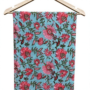 Tissu imprimé floral en pur coton de qualité supérieure, avec de vibrants motifs de fleurs roses et de grappes de vigne, magnifiquement estampés sur un turquoise doux. - Product Image 1