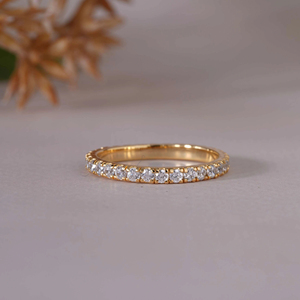 Magnifique alliance de mariage en or 14 carats pavée de moissanite pour femme, élégante bague fine éternité, cadeau de bijoux raffinés pour anniversaire ou mariage - Product Image 1
