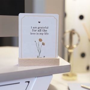 Tarjetas de Afirmación Diaria de Amor Propio, con Esquinas Redondeadas y Tacto Suave, con Soporte de Madera en una Caja con Cinta - Product Image 3