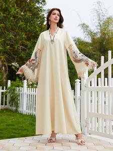 عباءة نسائية أنيقة بمقاسات كبيرة مزينة بالترتر والطباعة الزهرية للربيع، مناسبة للنساء المسلمات في الشرق للاستخدام اليومي، توريد مباشر من المصنع - Product Image 3