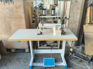Machine à coudre industrielle à point plat verticale DDL-8700 d'occasion pour l'industrie du vêtement - Product Image 5