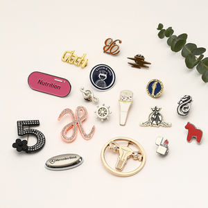 Insignias de metal esmaltado personalizadas con pedrería y broches de seguridad para promoción - Product Image 3