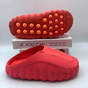 Nouvelles pantoufles unisexe haut de gamme style sport 2026, perforées, respirantes, à semelle épaisse ondulée - Product Image 4