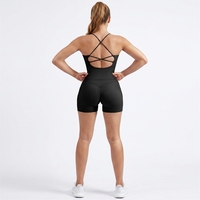 SUUKSESS Ensemble de sport respirant 2 pièces pour femme, avec short de yoga uni à effet froncé discret rehausseur de fessier, poches et débardeur dos nu à col en V et bretelles