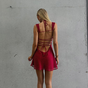 Vestido corto de chifón con cuello corazón, espalda descubierta, cintura ajustada, estilo translúcido, ideal para fiestas o uso casual. - Product Image 4